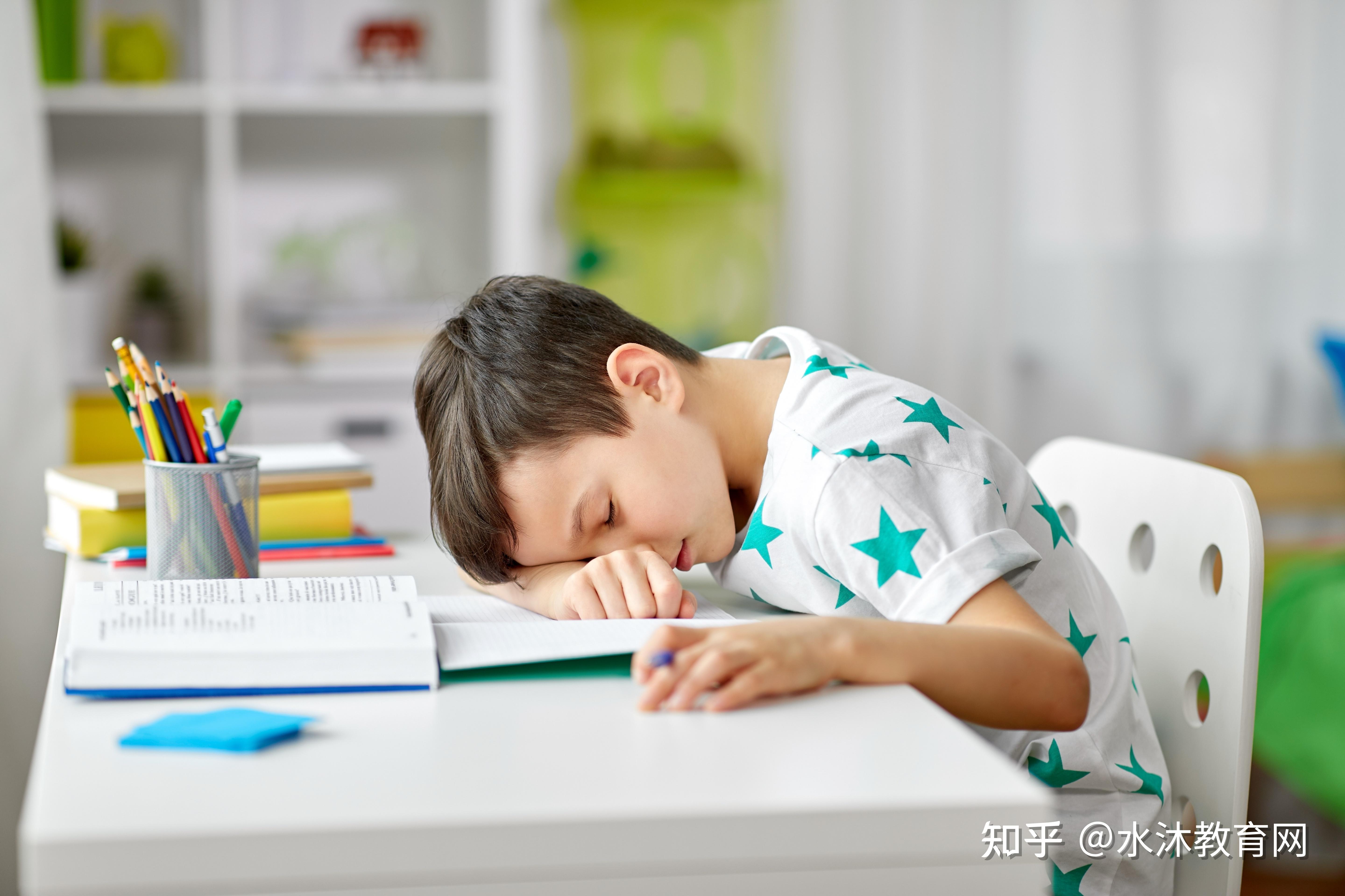 2,无精打采,做事心不在焉,老走神.