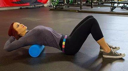 1 泡沫轴滚背部竖脊肌,2分钟.我们采取的方法是滚泡沫轴和拉伸.