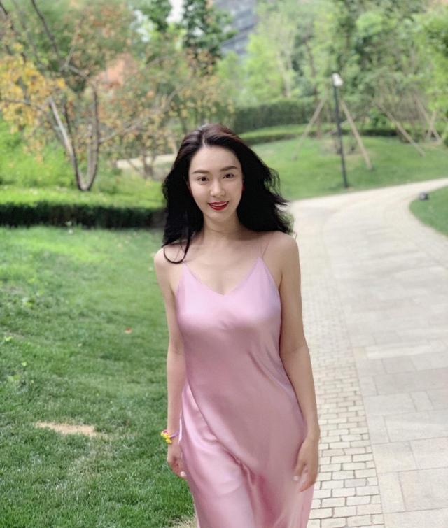 胡然身材好真敢穿一条粉色吊带睡裙就出门一般人hold不住