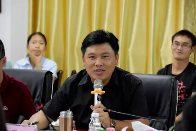 学院副院长黄勇学,副