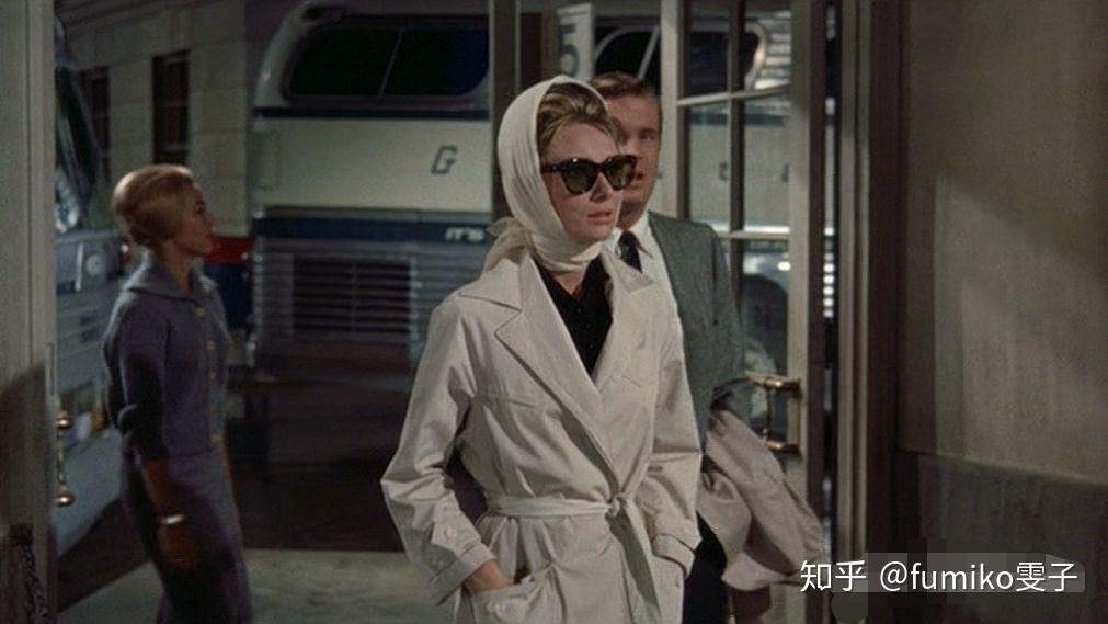 战壕风衣在战后先是从战场走进了生活,功能性的用途在日常生活中也很