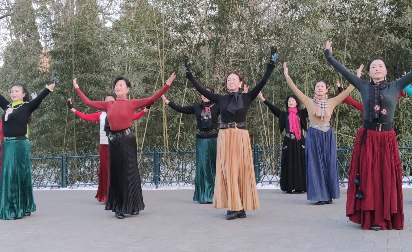 徐舞飞扬广场舞《小曲好唱口难开》经典老歌,舞友们跳得太棒了