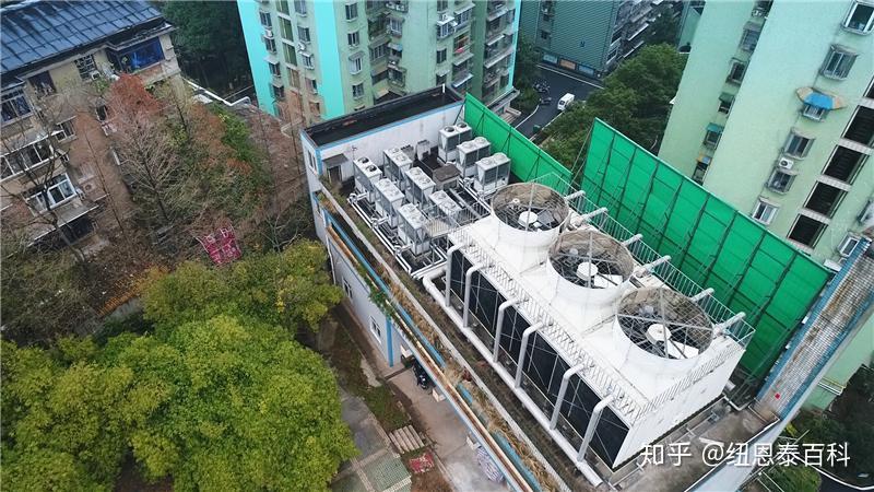 根据小区物业方介绍,设备运行良好,每日10吨热水供应稳定,出水速度