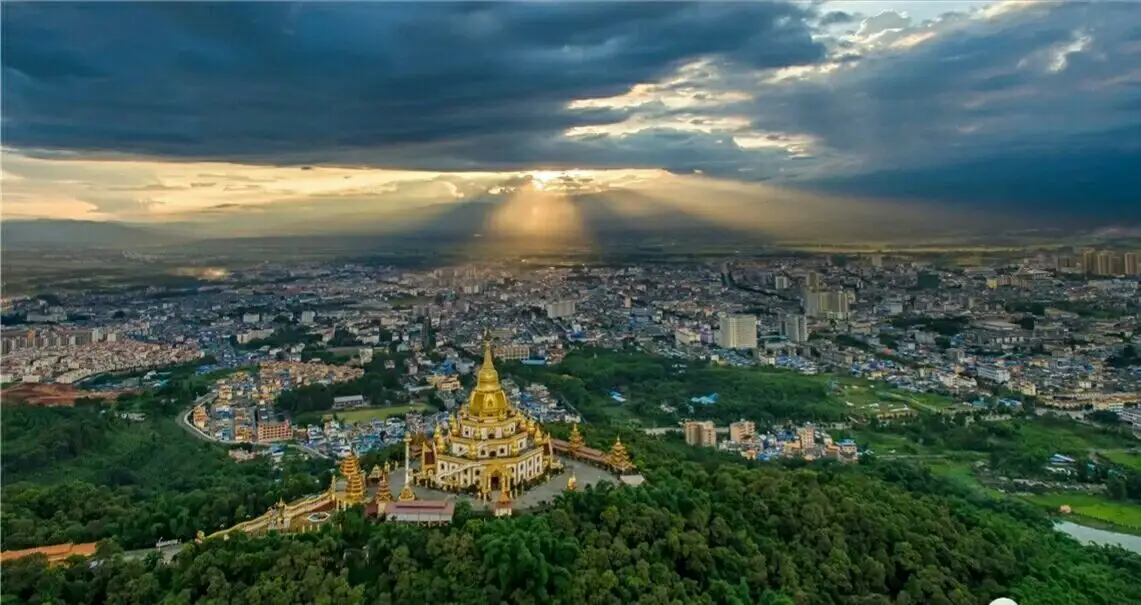 芒市就是隶属于云南西部边陲,紧邻著名旅游胜地—腾冲这里被誉为小