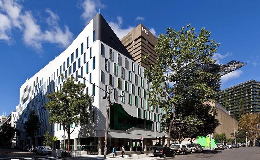 大楼,由建筑师弗兰克·盖里(frank gehry)设计的周泽荣博士大楼(dr