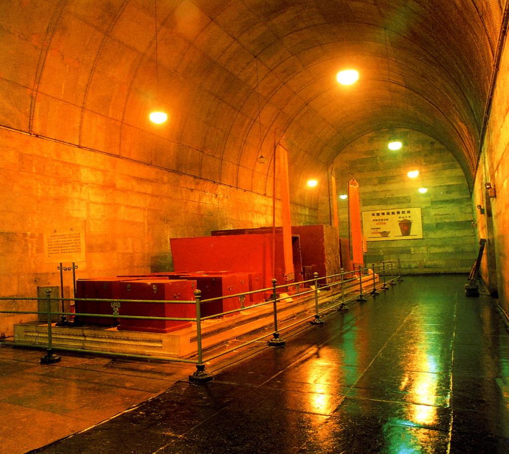 [图说]古今影像大明十三陵－－十五，明神宗万历帝朱翊钧定陵之开放的皇陵-明十三陵背后的帝王传奇