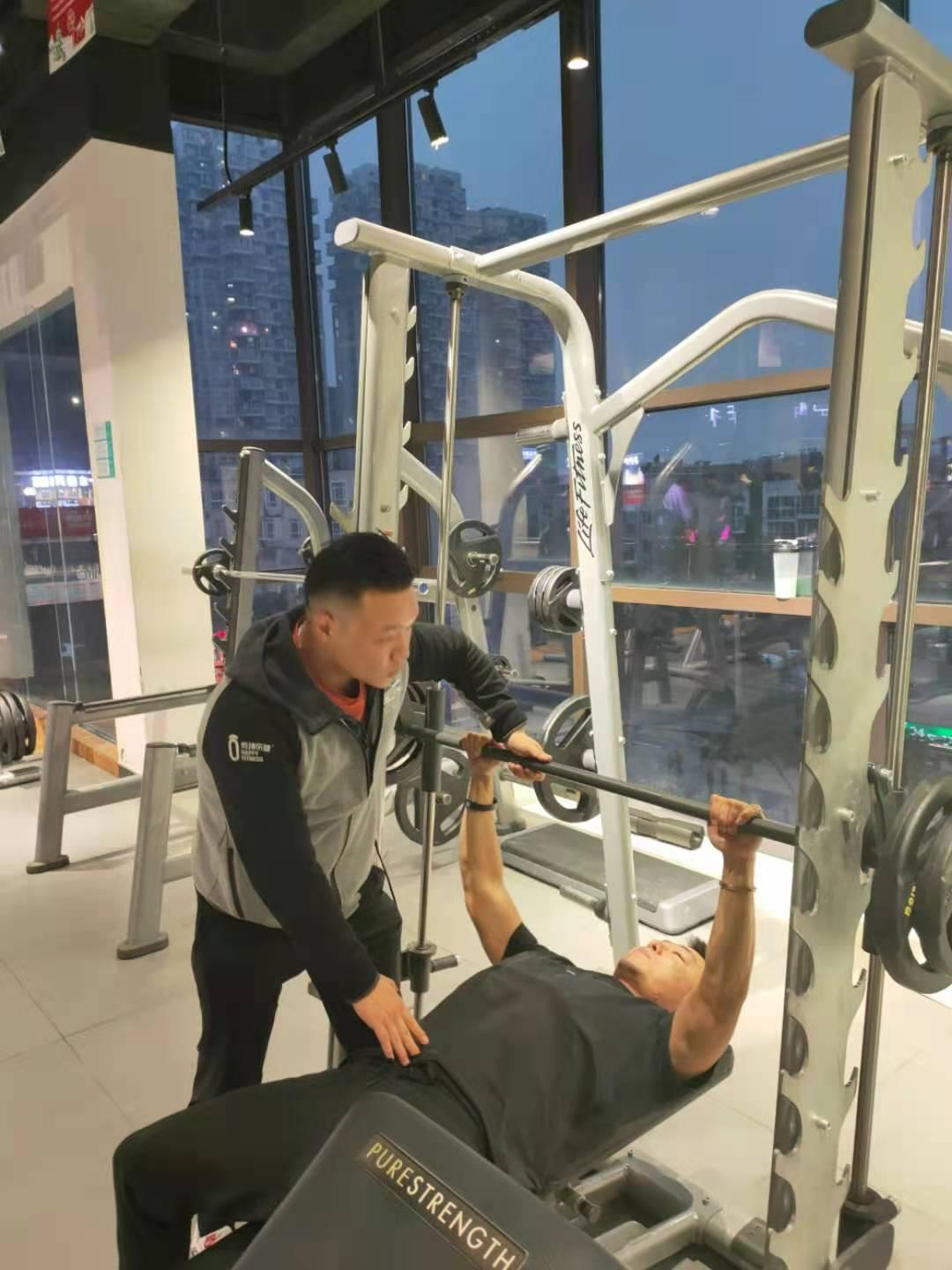前期的我,一直都在努力的让自己适应健身行业,适应健身教练的工作节奏