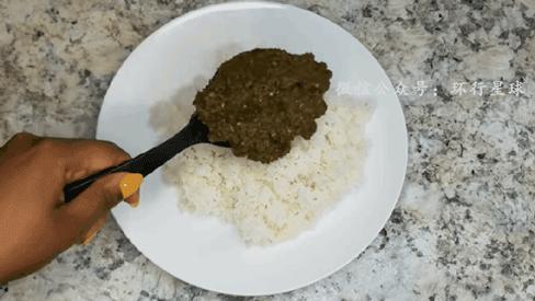 "镶金翡翠膏"拌饭▽我在想,如果给我眼前的这一锅明明有着还算说得