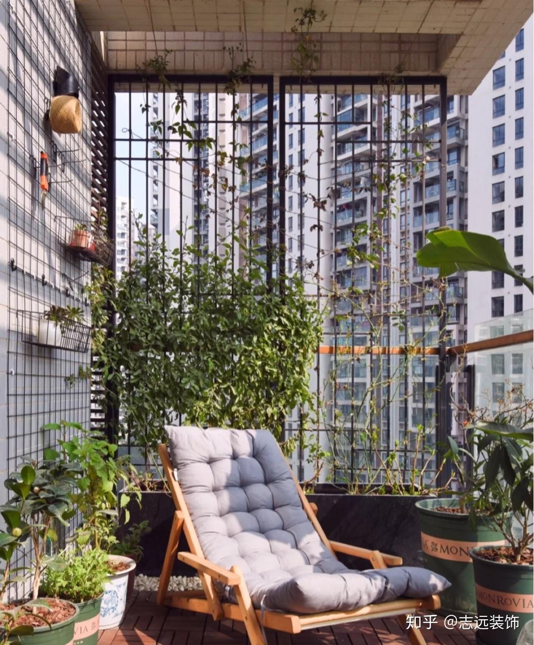 还有的就是,最好户外阳台摆设的东西都选择比较轻便的材料,适合搬动.