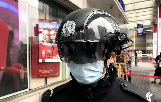 防疫"机械战警"相比以往通过人工手持测温枪测量体温的方法,这个自动