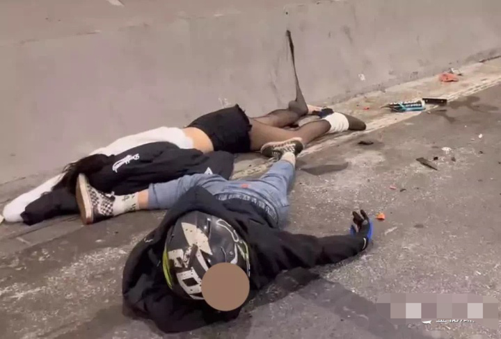 机车男网红在隧道内与逆行翘头摩托车相撞撞击时速1602男2女当场死亡