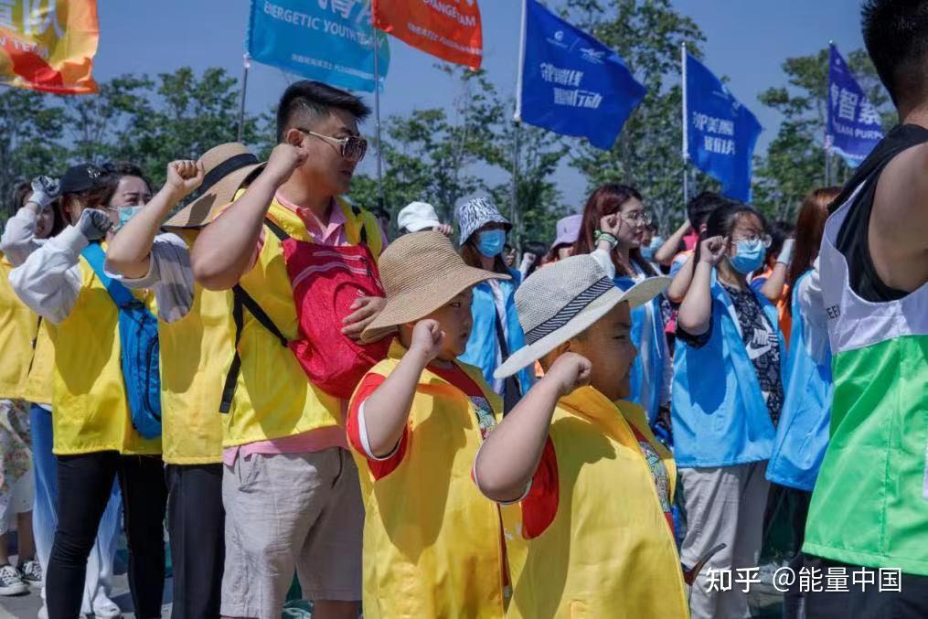 世界海洋日青岛大学生志愿者积极参与公益净滩