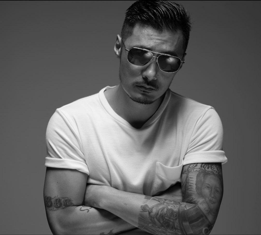 但是有一说一,余文乐的脸型和气质就显得更为适合留胡子,虽然张志明的