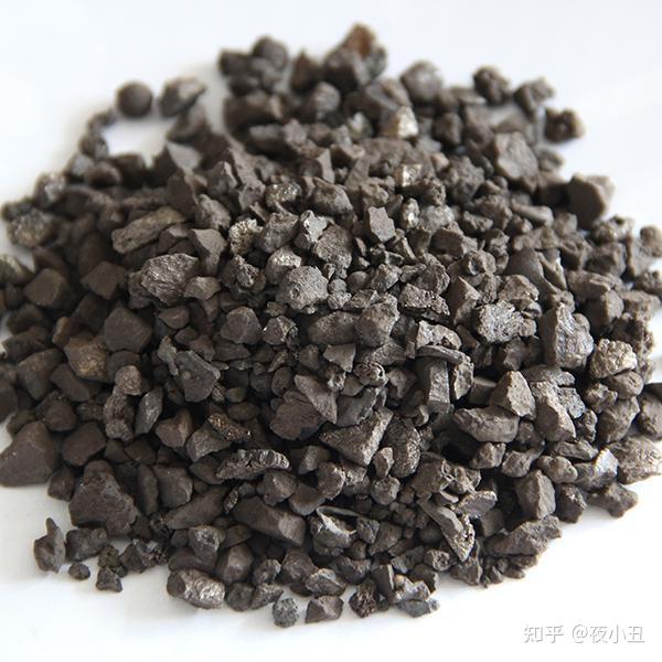 硅锰粒的冶炼系统,包括第一加料装置,第二加料装置和矿热炉,第一加料