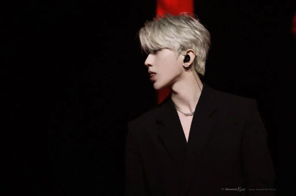 蔡徐坤壁纸他唇角漾出好看的弧度黑曜石的眼睛里有着柔柔的光