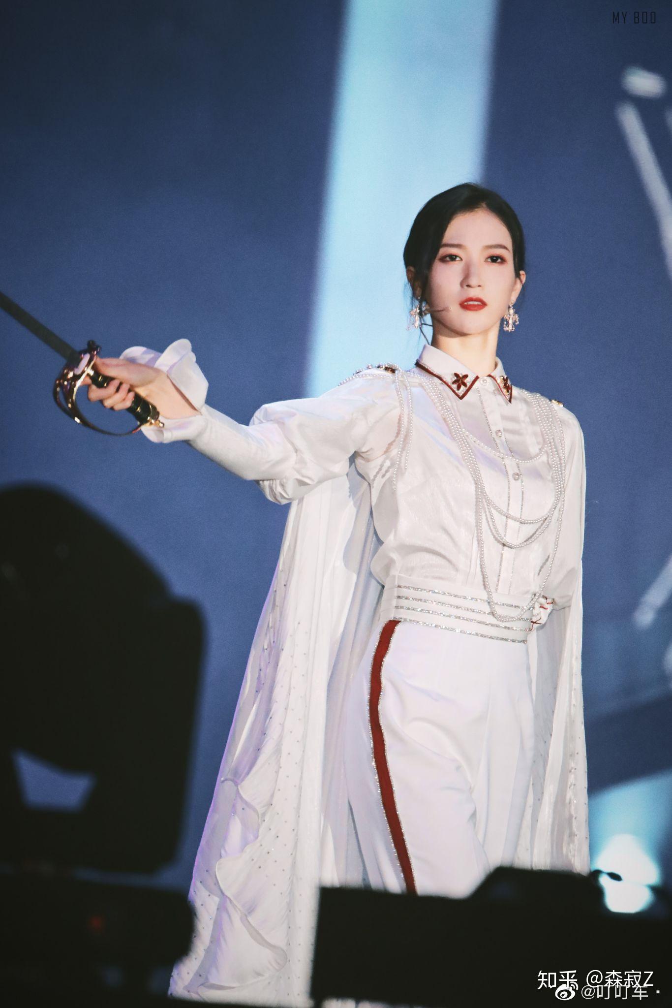 怎么评价吴哲晗在炙热的我们舞台上花园舞曲担当的男役