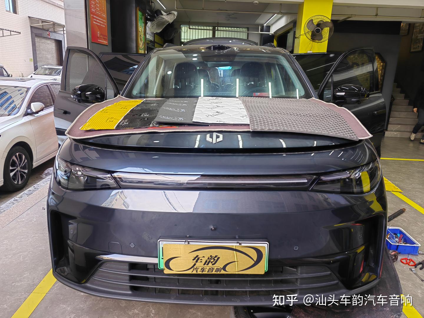 新能源车零跑C16隔音(二)底盘+轮毂大白鲨金鲨豪华多层隔音,风噪路噪,一“隔”了之——汕头车韵施工案例