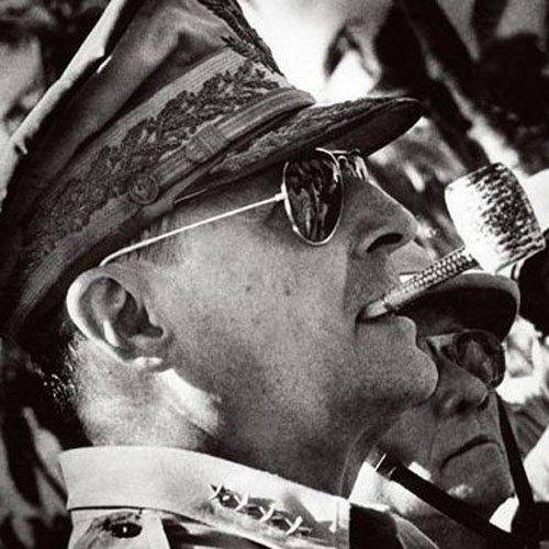 名人与烟斗系列之 —— 二战第一型男麦克阿瑟将军和他的逼格利器