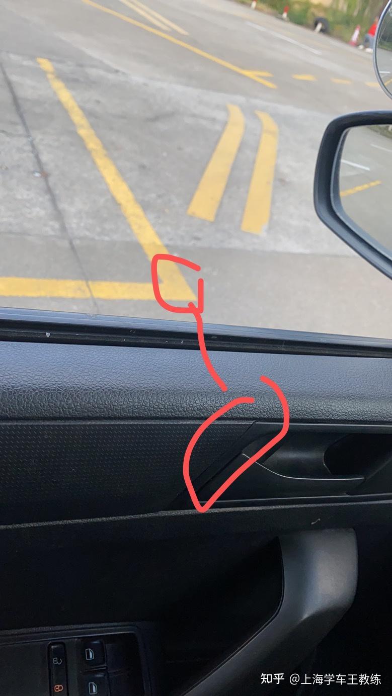 门把手部位,在视线里和左侧的库角重合时方向盘迅速左打死,直角转弯