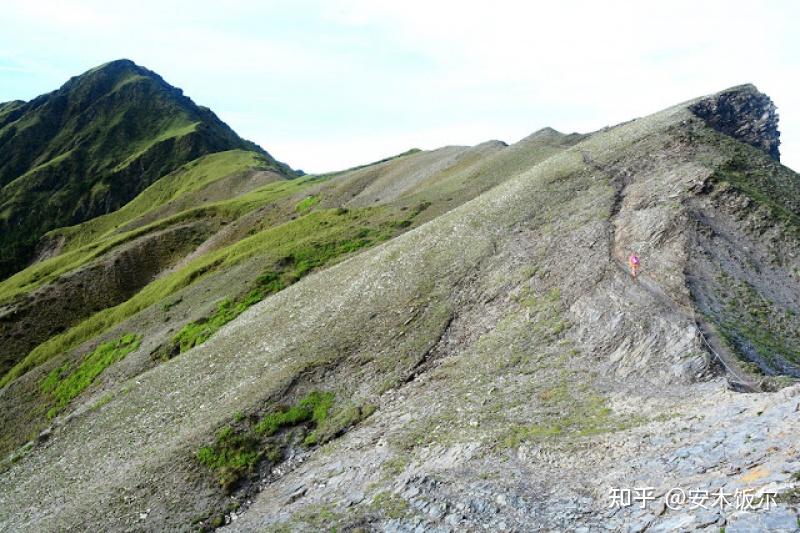 倾斜构造:似岩层插入大地