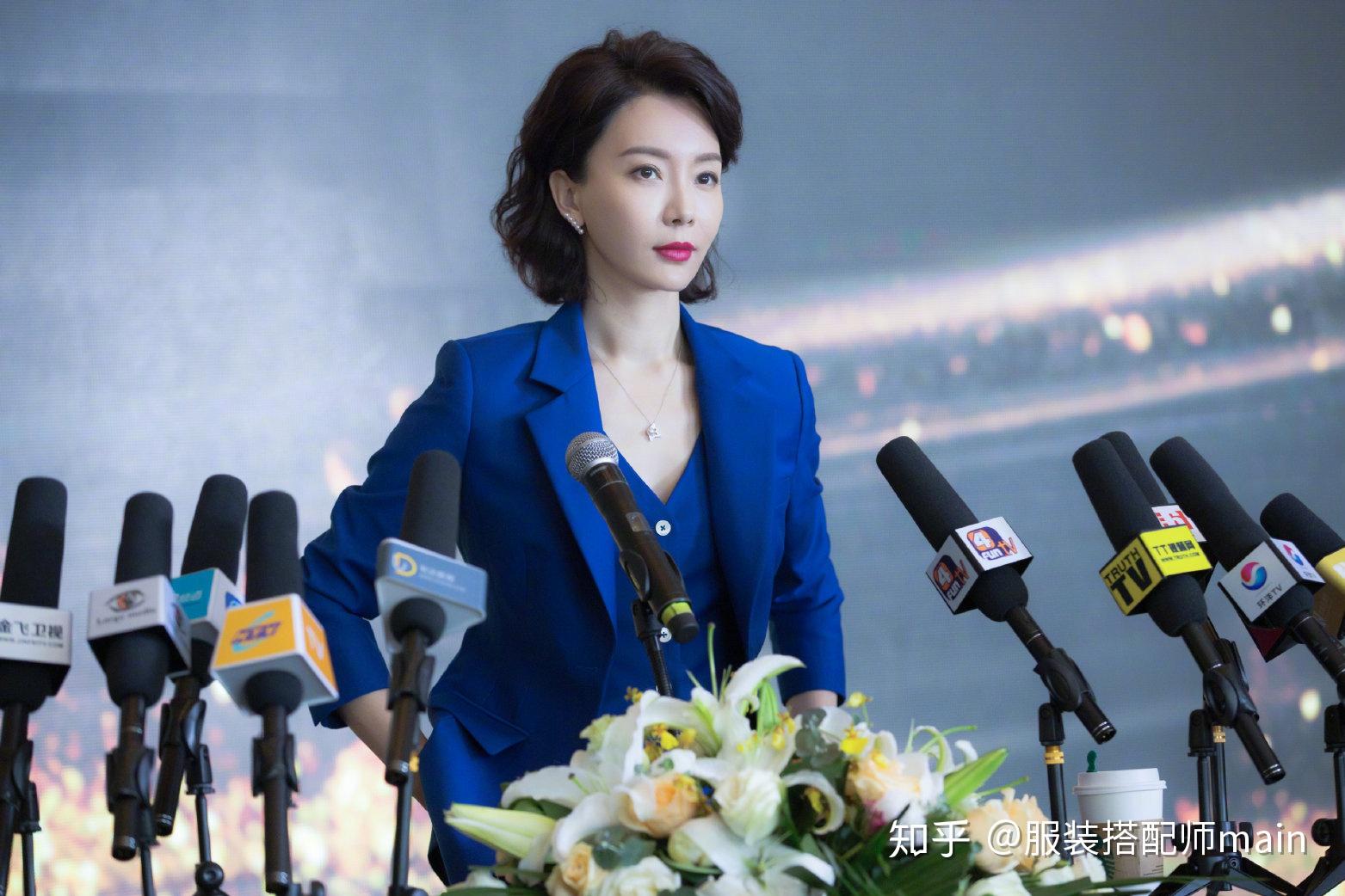 谁说女强人非要画红唇刘诗诗裸妆淡雅灰白西装穿出干练职场范