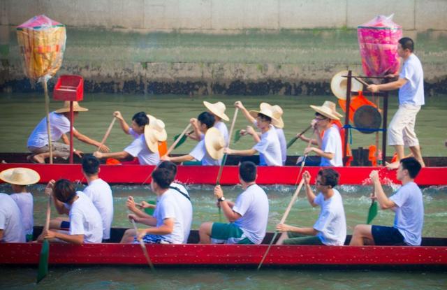 那些穿背心拖鞋孖烟通看扒龙舟的广州土著戴的是什么表