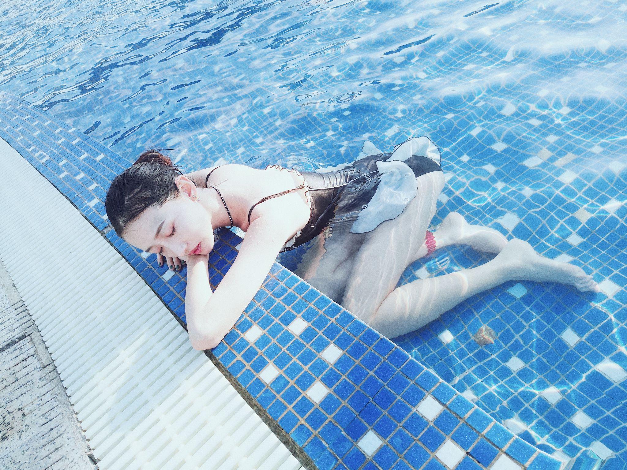 穿基础款死库水游泳是否羞耻 茶太郎短知乎