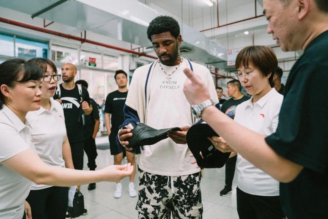 安踏品牌副总裁&cmo朱晨晔对体育大生意表示,欧文的加入能够丰富安踏