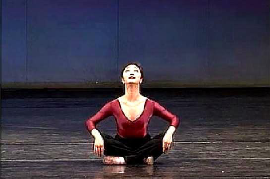 和仰在一起练习,仰的时候要注意上半身保持垂直的状态,只需将头向后仰