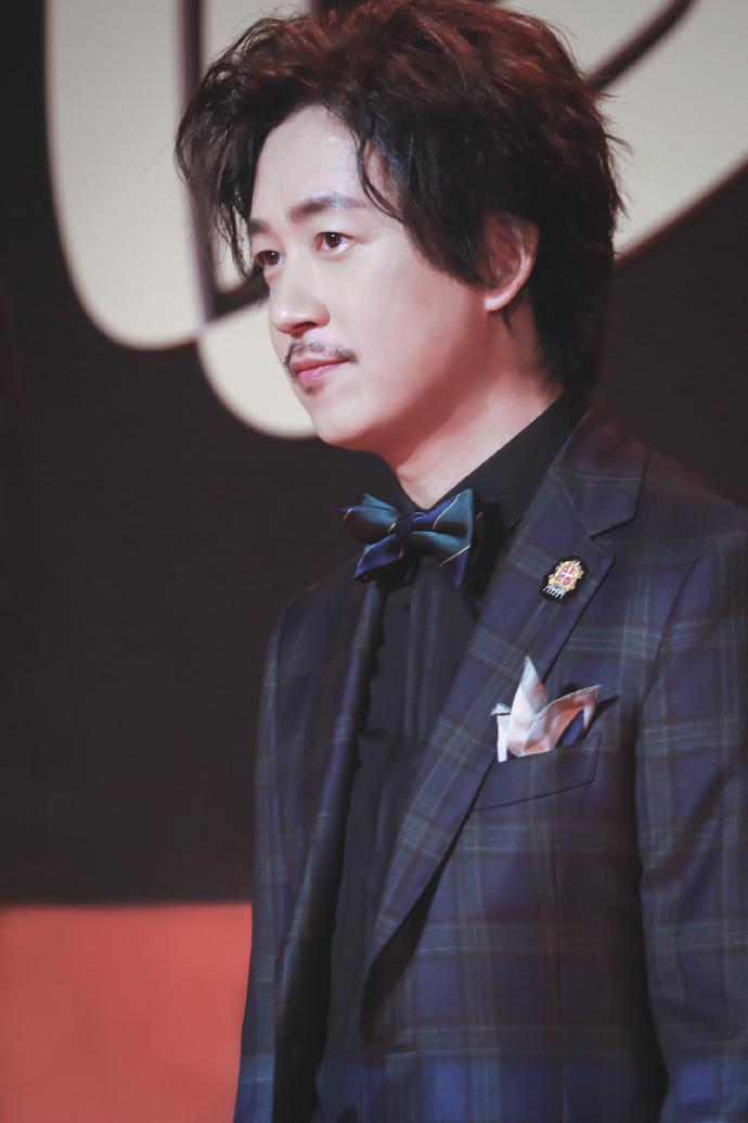 大波潘粤明西服图,你能get到潘粤明的颜值吗对于"西装大佬"潘粤明,我