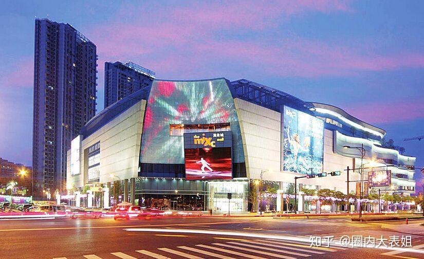 拿深圳来说,深圳作为国内超一线的大型时尚城市,与国际接轨,都市生活