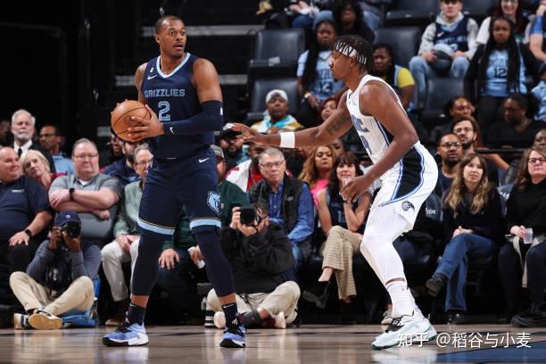 灰熊队激战爵士队展开激烈对决 NBA常规赛精彩纷呈引爆全场关注