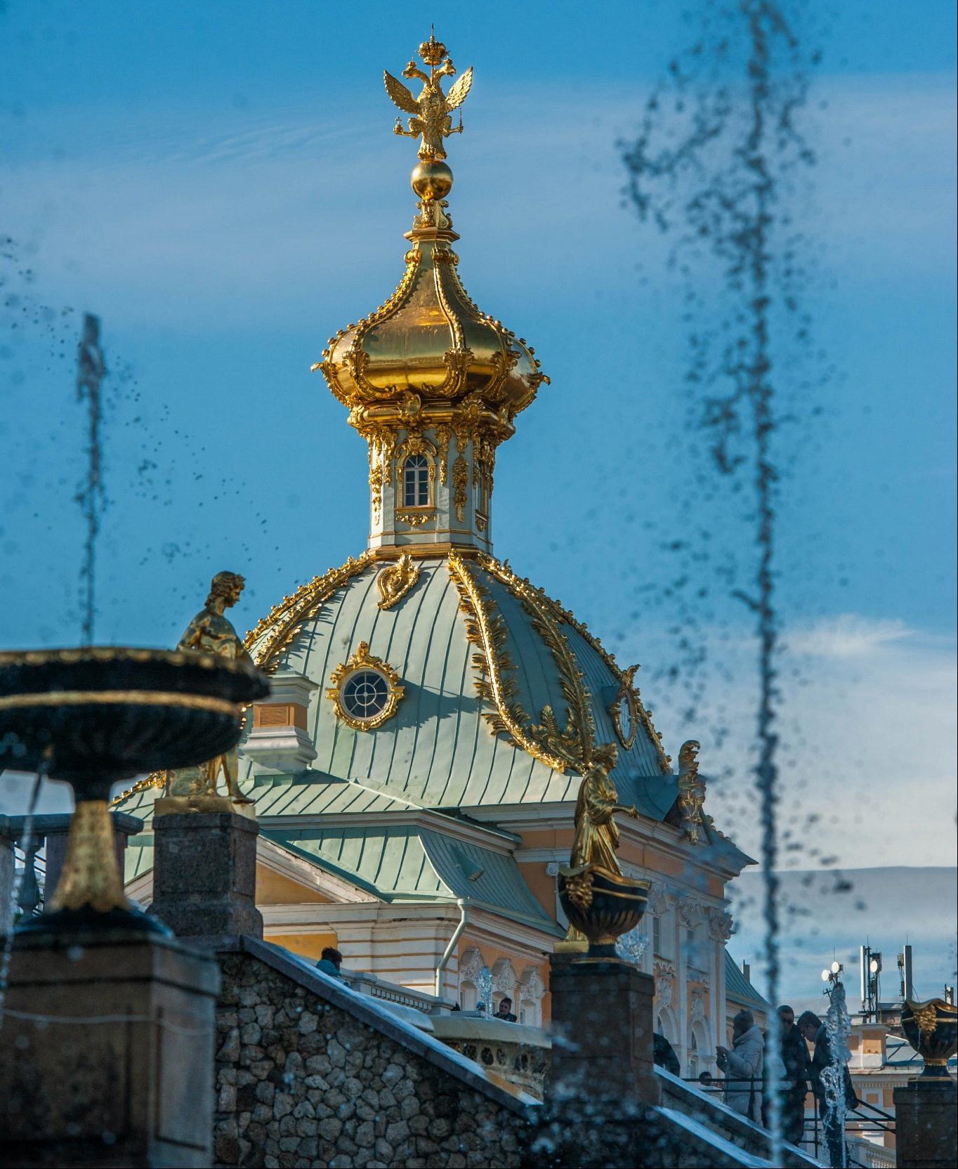 俄罗斯-圣彼得堡郊外-夏宫-两侧建筑4-3:一侧的徽章楼,中间是主体宫殿