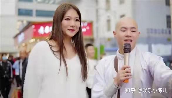 四川雨泽为何要剃光头扮演小僧街头撩妹卖唱他经历了什么