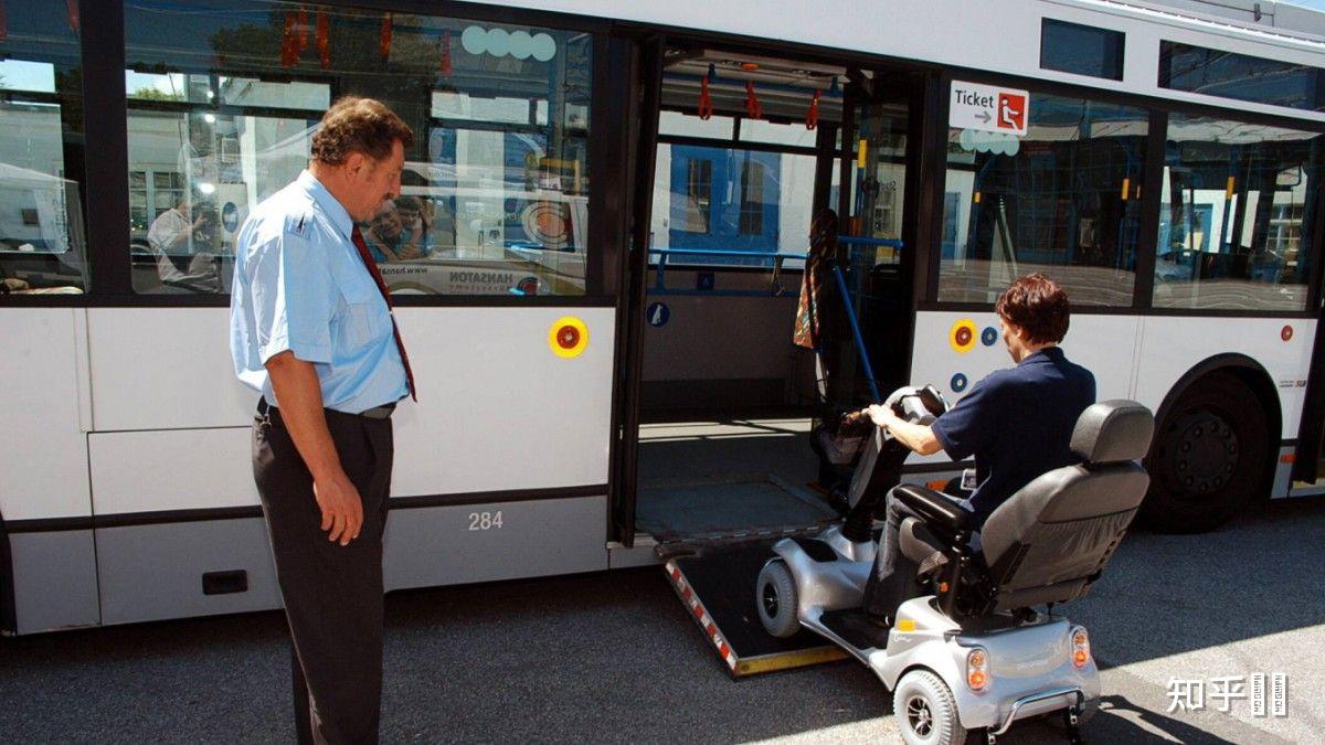 如何看待轮椅上的小仙女陈小平因无障碍坡道坡度太高而导致轮椅侧翻