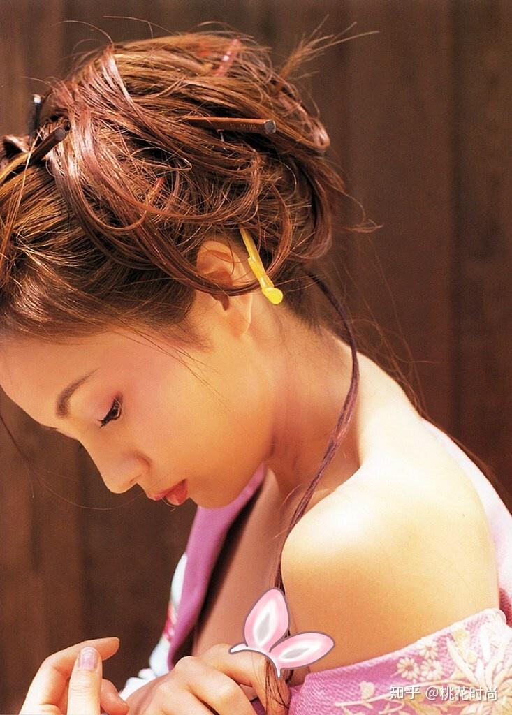 所以吉本多香美的时尚写真,的确担得起"大胆"二字,利用的便是光影的