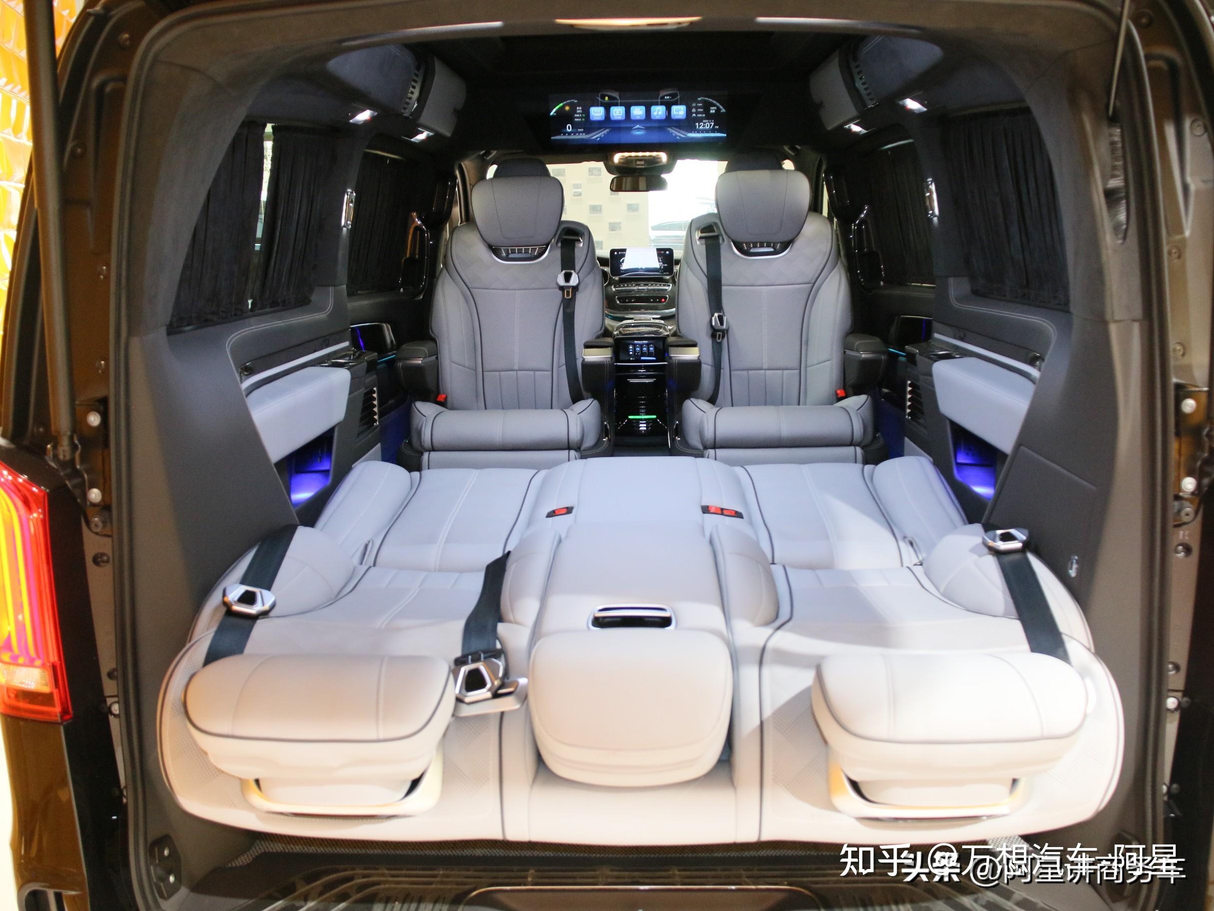 让整体内饰看上去十分的高端大气奔驰高顶v260l商务车---巴洛克版后排