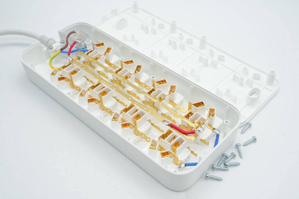 位延长线插座有了基本了解后,下面继续对其进行拆解,看看内部用料做工
