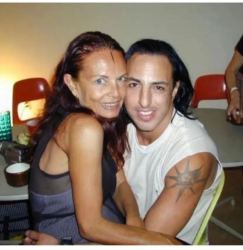 小伙便是rick owens,那一年他30岁,lamy48岁.