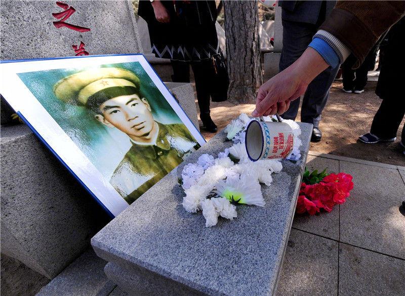 在沈阳抗美援朝烈士陵园,市民在杨根思烈士墓前祭奠(2014年4月3日摄).