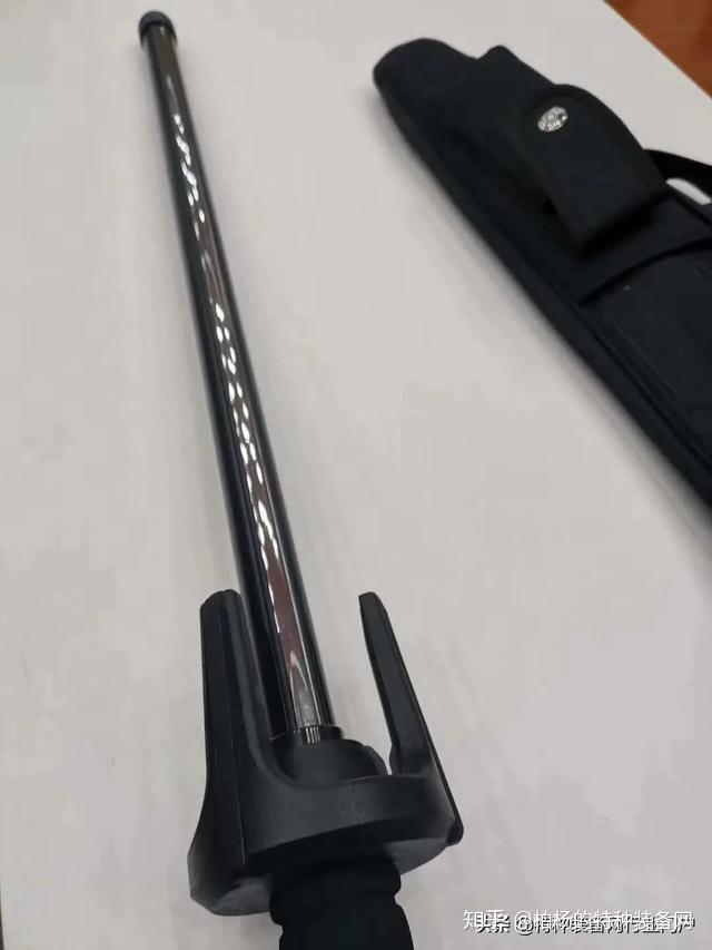 洛阳女特警身背大宝剑考场执勤实为多功能便携警棍