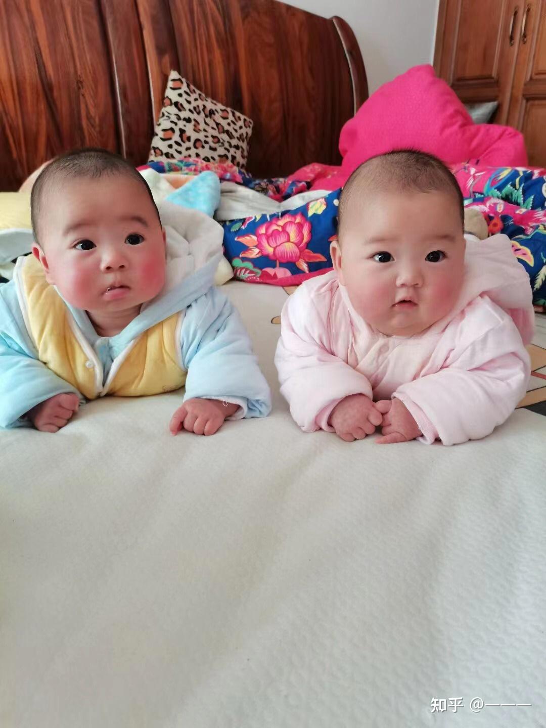 新生双胞胎婴儿图片,双胞胎新生儿真实 - 伤感说说吧