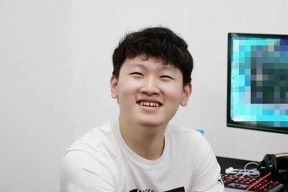 英雄联盟v5管理严格化小东北选手不上钻石不能睡觉