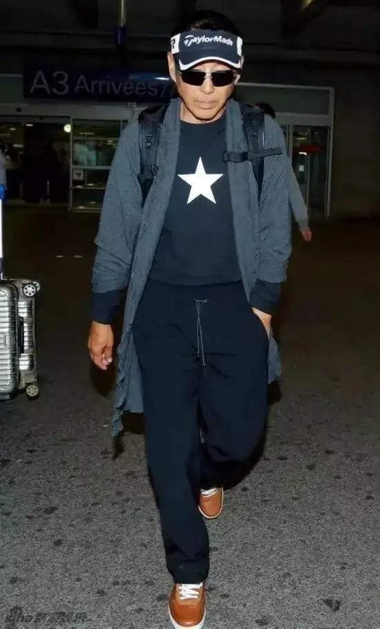 "儒雅男神"陈道明参加活动,穿运动服装走休闲风,戴墨镜好酷