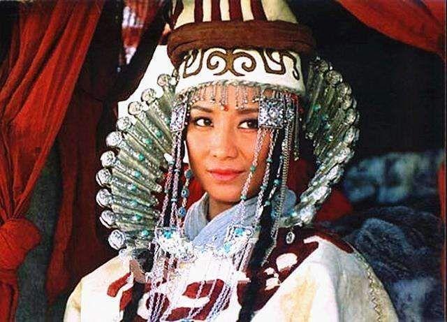 即男抢女的劫妻型抢婚,据记载,成吉思汗的父亲也速该在雪地行走时见到