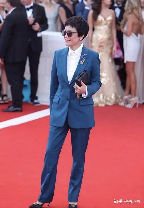 张艾嘉的原装五官老得真实穿无袖上衣配牛仔裤亮相打扮好精致