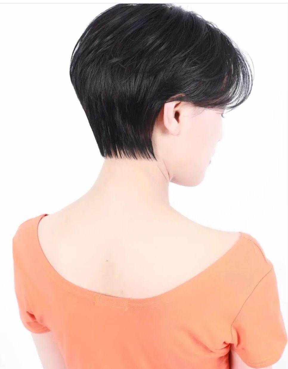 修饰头型的短发