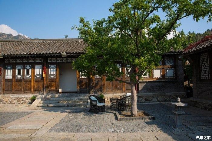 流露着一种老北京的味道,有些角落可以看到几分胡同和四合院的影子