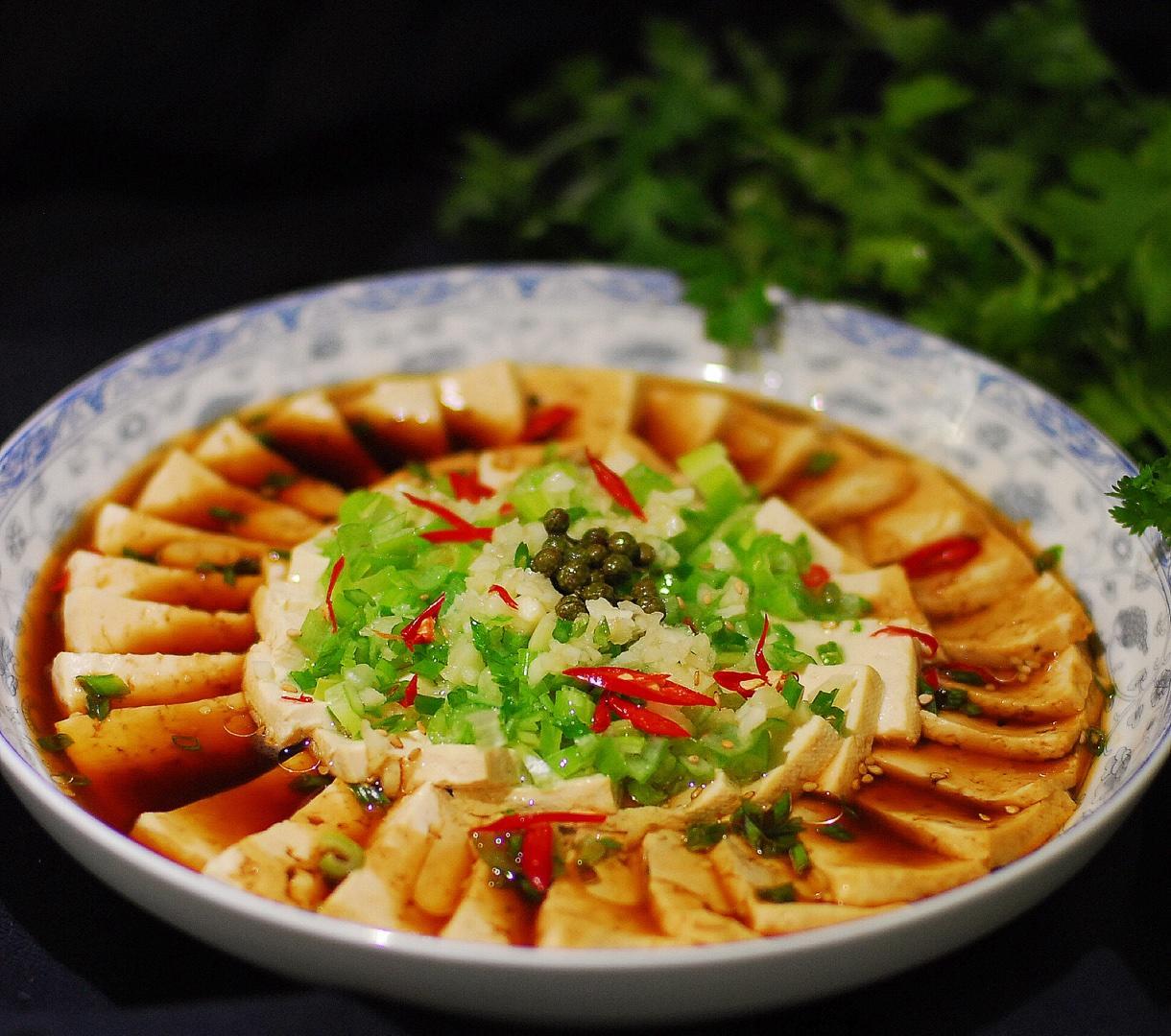 大蒜剁碎78 2勺糖1勺醋2勺番茄酱2勺水1勺酱油调成汁待用79 豆腐