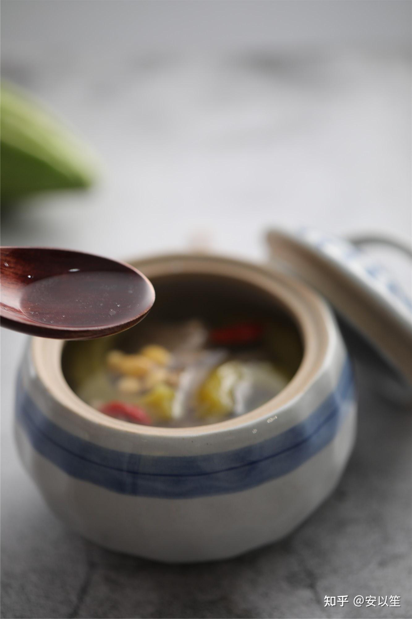 广东人夏天必备的凉瓜排骨汤清热解暑老少皆宜